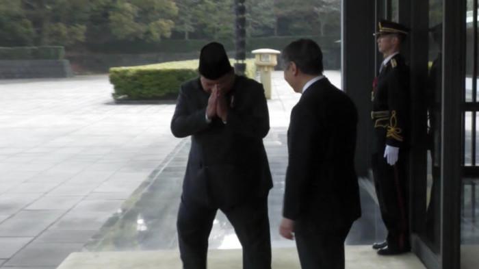 Presiden Prabowo tampak memberikan gestur hormat kepada Kaisar Jepang, Naruhito, usai menjalani jamuan resmi kenegaraan di Istana Kekaisaran Jepang di Tokyo pada Senin (30/3/2026).