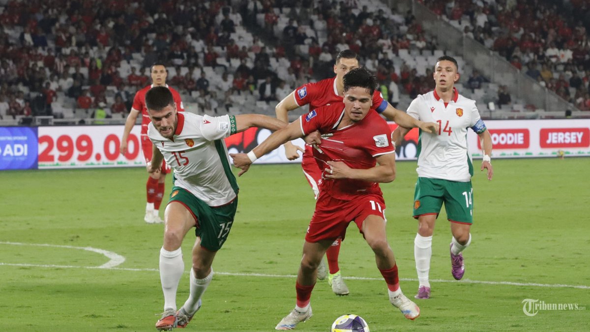 FIFA SERIES 2026 - Pesepak bola Timnas Indonesia Ragnar Oratmangun berebut bola dengan pesepak bola Bulgaria Petko Hristov saat laga final FIFA Series 2026 di Stadion Utama Gelora Bung Karno (SUGBK), Senayan, Jakarta Selatan, Senin (30/3/2026). Indonesia harus menerima kekalahan pada laga tersebut dengan skor 1-0 sehingga membuat Indonesia meraih juara kedua pada FIFA Series 2026. Tribunnews/Jeprima