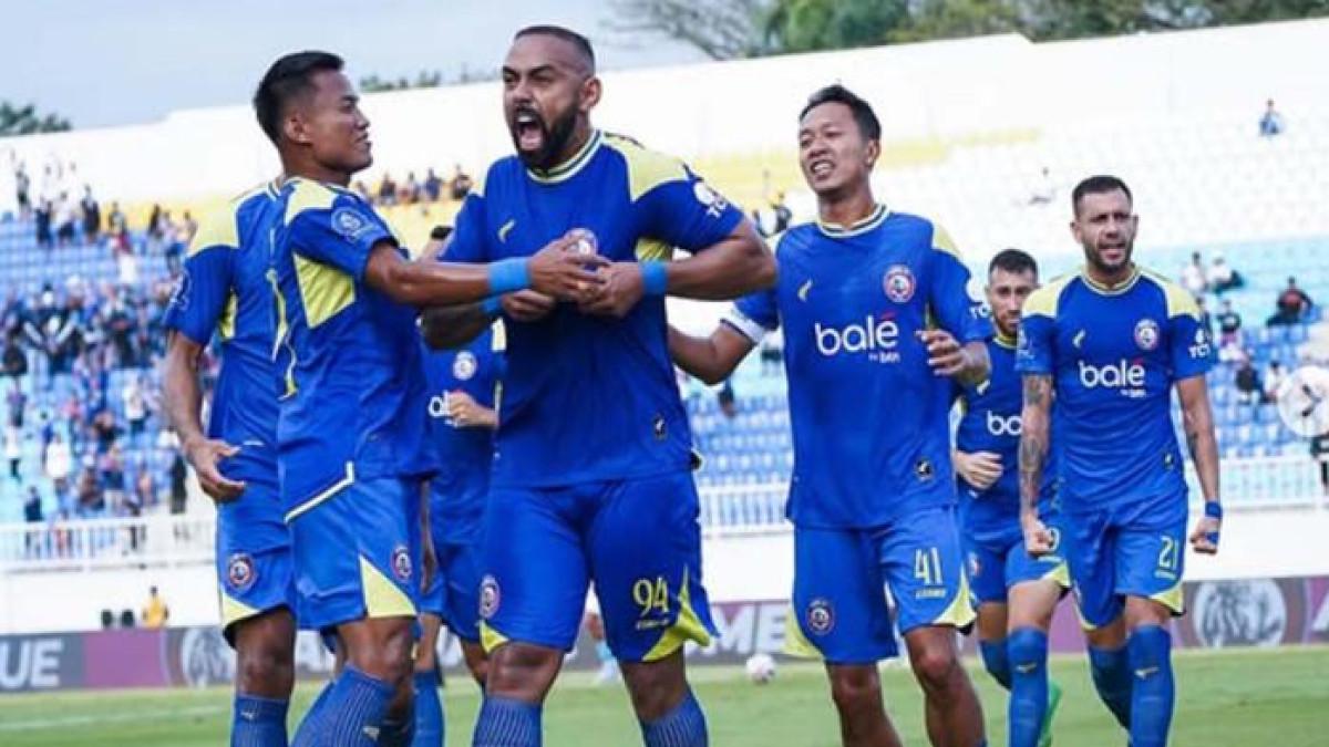 SELEBRASI - Selebrasi Dalberto striker Arema FC yang sukses cetak hattrick saat lawan PSBS Biak di Stadion Kanjuruhan pada Senin (11/8/2025).