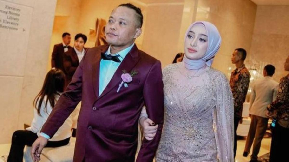 KABAR ARTIS - Sule mengaku berencana menikahi Santyka Fauziah tahun depan.