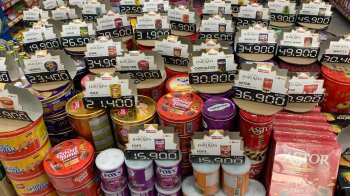 PROMO BISKUIT KALENG - Jejeran biskuit kaleng berbagai merek yang dijual di Alfamart, Klodran, pada Sabtu (7/2/2026) lengkap dengan harga yang sudah tertera. Inilah daftar produk yang tersedia dalam promo Alfamart, Indomaret, dan Superindo hari ini, Selasa (31/3/2026) 