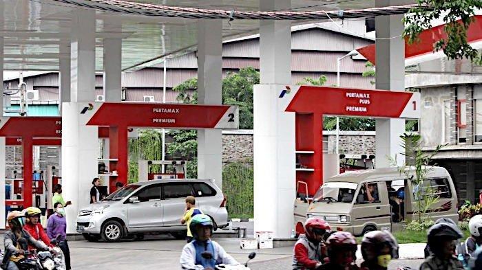 Ilustrasi masyarakat mengantre pembelian BBM di SPBU.