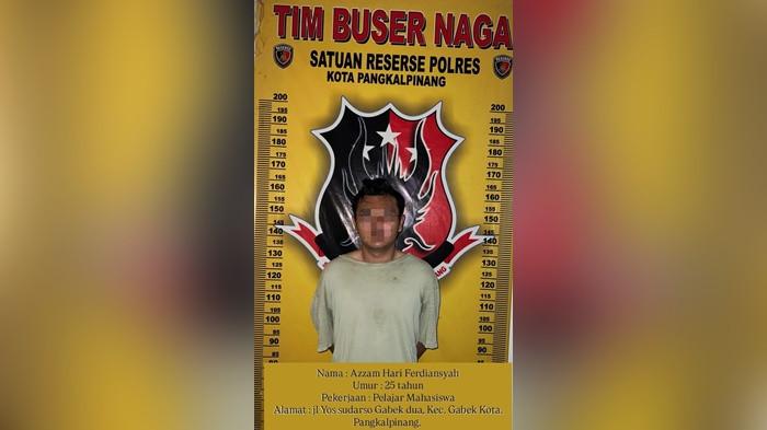 PENCURIAN -- Pelaku beserta barang bukti, saat diamankan di Mapolresta Pangkalpinang, Senin (30/3/2026).