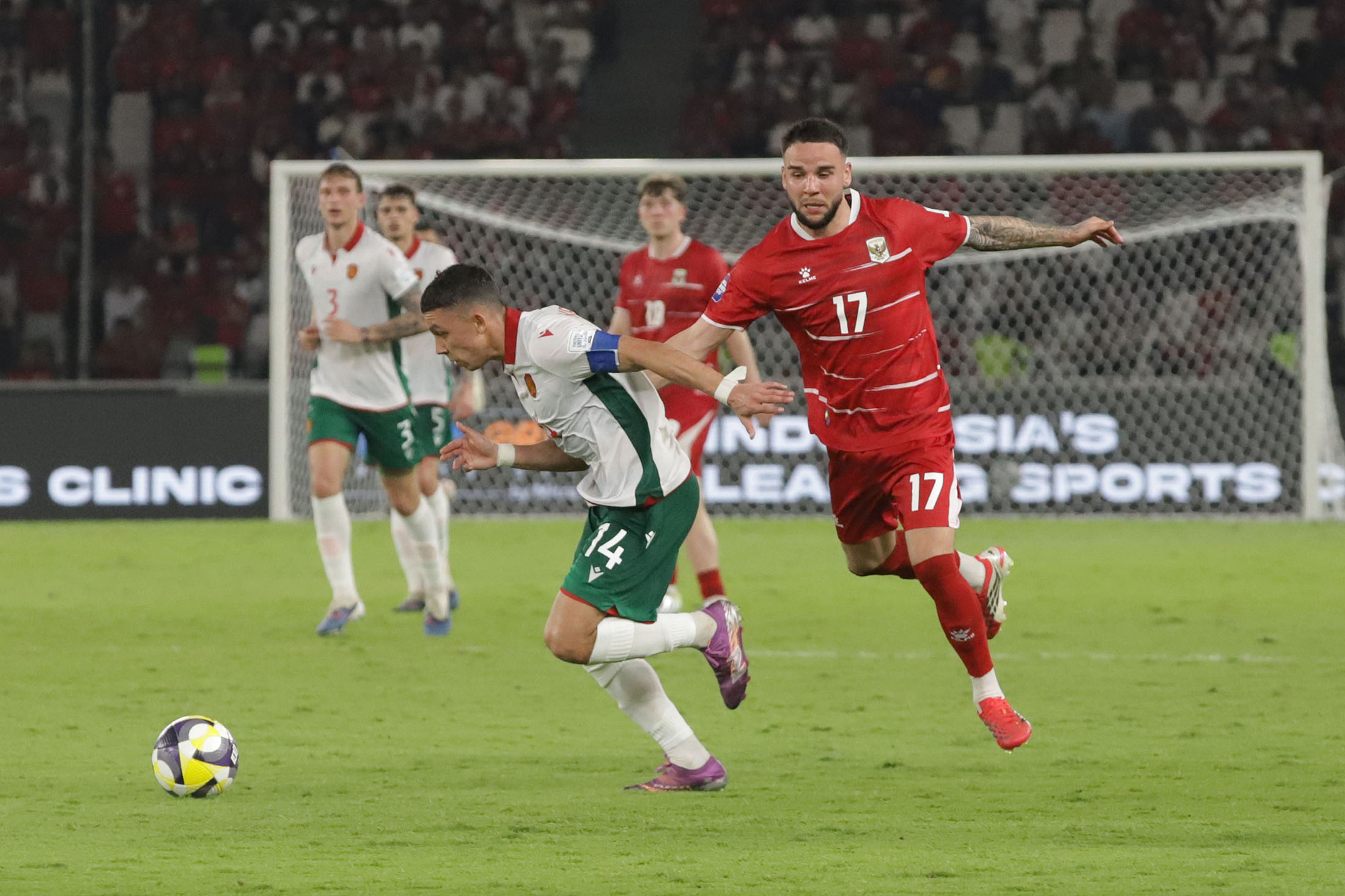 FIFA SERIES 2026 - Pesepak bola Timnas Indonesia Calvin Verdonk berebut bola dengan pesepak bola Bulgaria Filip Krastev saat laga final FIFA Series 2026 di Stadion Utama Gelora Bung Karno (SUGBK), Senayan, Jakarta Selatan, Senin (30/3/2026). Indonesia harus menerima kekalahan pada laga tersebut dengan skor 1-0 sehingga membuat Indonesia meraih juara kedua pada FIFA Series 2026. Tribunnews/Jeprima