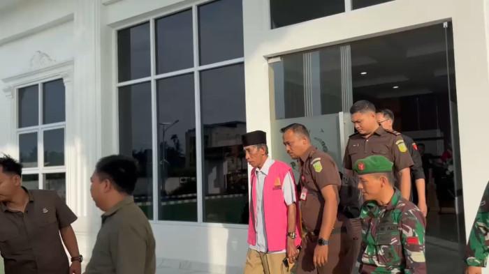 TERSANGKA - Sutan Muklis saat digiring ke mobil tahanan di Kantor Kejari Bengkulu Tengah, Selasa (5/8/2025). Kejari Bengkulu Tengah resmi menetapkan Anggota DPRD Bengkulu Tengah, Sutan Muklis (56), sebagai tersangka dalam kasus dugaan korupsi penyalahgunaan Dana Desa (DD) dan Alokasi Dana Desa (ADD) Desa Rindu Hati tahun anggaran 2016 hingga 2021
