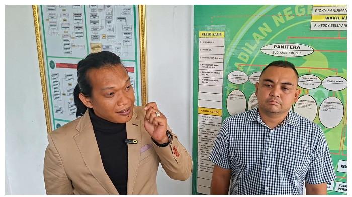 WAWANCARA - Wawancara dengan kuasa hukum Yetri Ludang, Jeplin M Sianturi usai sidang pra peradilan perdana perkara dugaan korupsi pada Pascasarjana UPR, Senin (30/3/2026).