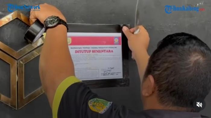 MENUTUP - Satpol PP Palangka Raya menutup THM Enigma di Jalan Temanggung Tilung, Kelurahan Menteng, Kecamatan Jekan Raya, Kota Palangka Raya, Jumat (13/3/2026).