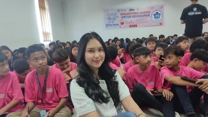 KUNJUNGAN - Antusiasme siswa SMP Negeri 2 Kauditan saat mengunjungi Kantor Tribun Manado, belajar langsung proses peliputan dan penyebaran berita sebagai bagian dari studi lapangan rutin tahunan di Tribun Manado, Selasa (31/3/2026).