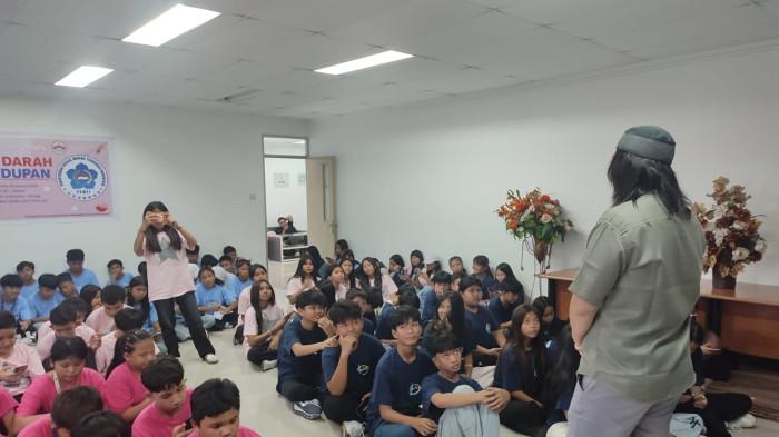 KUNJUNGAN - Antusiasme siswa SMP Negeri 2 Kauditan saat mengunjungi Kantor Tribun Manado, belajar langsung proses peliputan dan penyebaran berita sebagai bagian dari studi lapangan rutin tahunan di Tribun Manado, Selasa (31/3/2026).