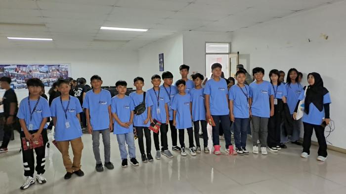 KUNJUNGAN - Antusiasme siswa SMP Negeri 2 Kauditan saat mengunjungi Kantor Tribun Manado, belajar langsung proses peliputan dan penyebaran berita sebagai bagian dari studi lapangan rutin tahunan di Tribun Manado, Selasa (31/3/2026).