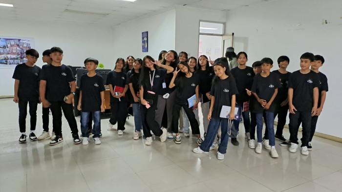 KUNJUNGAN - Antusiasme siswa SMP Negeri 2 Kauditan saat mengunjungi Kantor Tribun Manado, belajar langsung proses peliputan dan penyebaran berita sebagai bagian dari studi lapangan rutin tahunan di Tribun Manado, Selasa (31/3/2026).