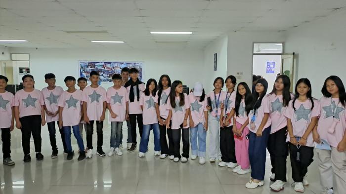 KUNJUNGAN - Antusiasme siswa SMP Negeri 2 Kauditan saat mengunjungi Kantor Tribun Manado, belajar langsung proses peliputan dan penyebaran berita sebagai bagian dari studi lapangan rutin tahunan di Tribun Manado, Selasa (31/3/2026).