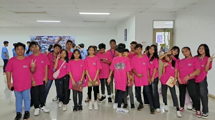 KUNJUNGAN - Antusiasme siswa SMP Negeri 2 Kauditan saat mengunjungi Kantor Tribun Manado, belajar langsung proses peliputan dan penyebaran berita sebagai bagian dari studi lapangan rutin tahunan di Tribun Manado, Selasa (31/3/2026).