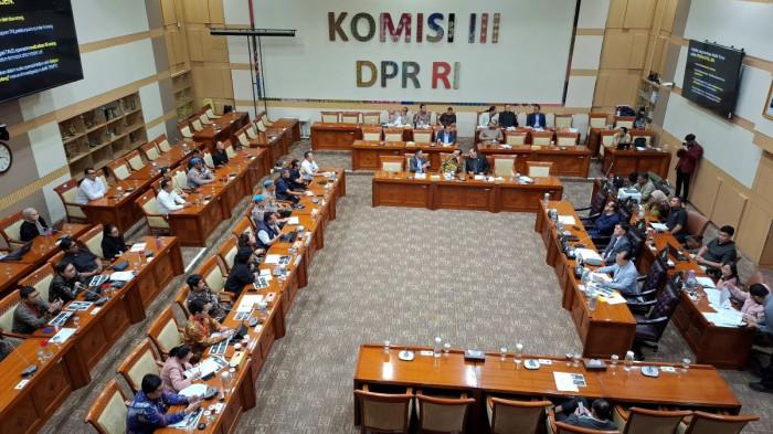ANDRIE YUNUS - Koordinator KontraS Dimas Bagus Arya, dalan RDPU bersama komisi III DPR terkait Pentingnya Penegakan HAM dalam Kasus Serangan Air Keras Terhadap Andrie Yunus dan Urgensi Perlindungan Pembela HAM dalam Hukum Nasional, di Gedung Parlemen RI, Jakarta, Selasa (31/3/2026). (Ibriza/Tribunnews)