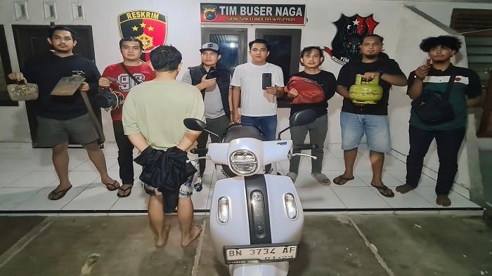 PENCURIAN -- Pelaku beserta barang bukti, saat diamankan di Mapolresta Pangkalpinang, Senin (30/3/2026).