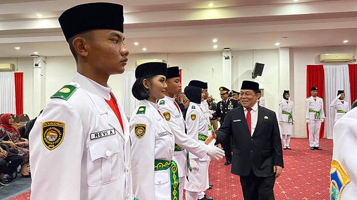 Pj Wali Kota Pangkalpinang M. Unu Ibnudin menyalami anggota Paskibraka Kota Pangkalpinang yang baru dikukuhkan, Jumat (15/8/2025), sebagai bentuk apresiasi dan dukungan sebelum mereka bertugas pada upacara peringatan HUT ke-80 Kemerdekaan RI.
