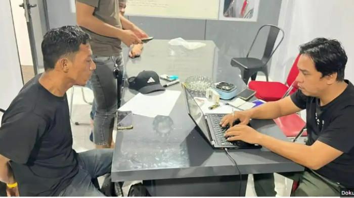 DIAMANKAN - Pelaku Saat Diamankan Polisi. Motif Suharlan Tega Bunuh Kekasihnya Staf Bawaslu OKU Selatan, Ngaku Sakit Hati Dengan Ucapan Korban