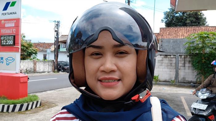 ISU HARGA BBM NAIK - Dian, ibu rumah tangga warga Purwokerto, memberi tanggapan soal rencana kenaikan harga bahan bakar minyak (BBM), di SPBU Ovis Purwokerto, Kabupaten Banyumas, Jawa Tengah, Selasa (31/3/2026). Dian mengatakan, realisasi kenaikan harga BBM dapat memicu kenaikan harga bahan pokok.