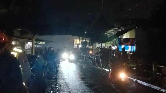 HANYUT - Warga tengah berkerumun di jembatan sungai Cilamanjang Kawalu untuk melihat proses pencarian seorang warga yang diduga hanyut saat memperbaiki pipa, Minggu (29/3/2026).