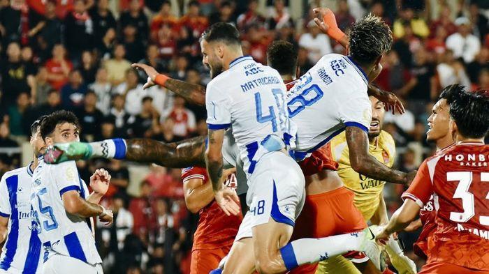 DUEL DI UDARA - Pemain Persib Bandung, Patricio Matricardi dan Ramon Tanque berduel di udara memperebutkan bola bersama pemain Persijap Jepara di Stadion Gelora Bumi Kartini, pada pekan kedua Super League 2025/2026, Senin (18/8/2025). Laga dimenangkan Persijap dengan skor 2-1.