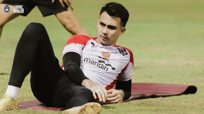 Kiper Borneo FC Samarinda Nadeo Argawinata saat bergabung dalam sesi latihan Timnas Indonesia untuk Kualifikasi Piala Dunia 2026, Oktober 2024.