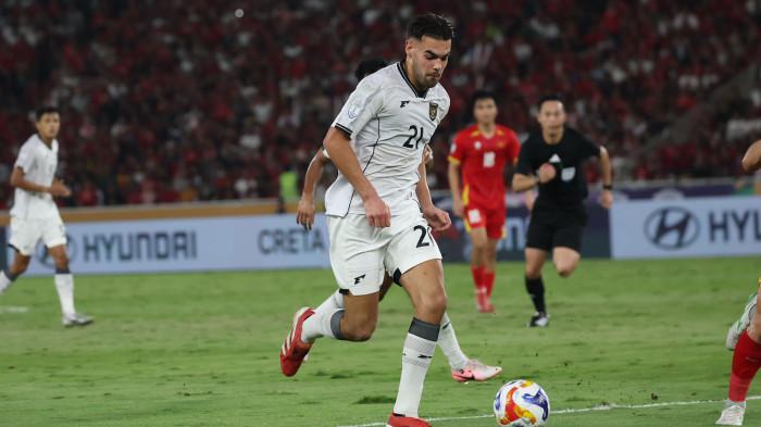 FINAL AFF U23 - Pesepak bola Timnas U-23 Indonesia Jens Raven membawa bola saat melawan Timnas Vietnam pada final Piala AFF U-23 di Stadion Utama Gelora Bung Karno (SUGBK), Jakarta, Selasa (29/7/2025). Sementara Indonesia tertinggal 1-0 dari Vietnam. Foto diambil menggunakan kamera Canon EOS R1 dengan lensa RF 100-500mm. TRIBUNNEWS/HERUDIN