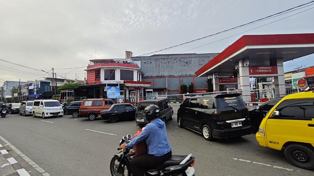 ANTREAN BBM - Antrean kendaraan warga terlihat di SPBU Simpang Yarsi Bukittinggi, Sumatera Barat, pada Selasa (31/3/2026) pagi sekitar pukul 06.45 WIB.