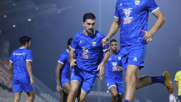 Pemain bertahan PERSIB, Frans Putros berlatih jelang laga tunda pekan ke-21 Super League 2025/2026 melawan Borneo FC di Stadion Segiri Samarinda, Minggu, 15 Maret 2026.