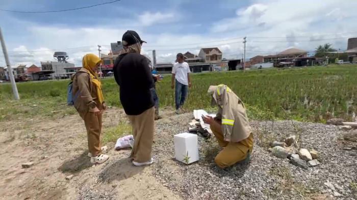 AMBIL SAMPEL - Pertugas UPTD Kesehatan Hewan mengambil sampel anjing yang ditembak mati warga di Kecamatan Wonomulyo, Kabupaten Polewali Mandar (Polman), Sulawesi Barat (Sulbar), Selasa (31/3/2026).Anjing liar ditembak mati ini berlangsung di area persawahan Kelurahan Sidodadi, Kecamatan Wonomulyo.