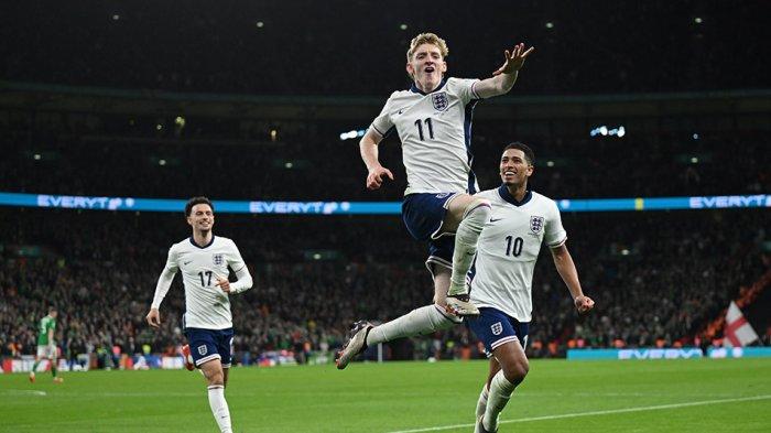 Pemain sayap Newcastle United Anthony Gordon merayakan gol debut bersama Timnas Inggris yang dicetak ke gawang Irlandia Utara pada pertandingan UEFA Nations League 2024.