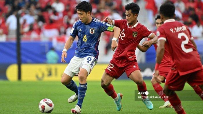 Bek Indonesia #12 Pratama Arhan menandai gelandang Jepang #06 Wataru Endo selama pertandingan sepak bola Grup D Piala Asia AFC Qatar 2023 antara Jepang dan Indonesia di Stadion al-Thumama di Doha pada 24 Januari 2024.