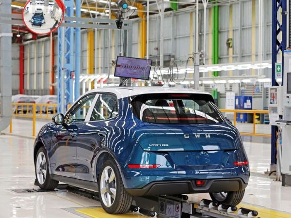 Proses perakitan mobil listrik GWM ORA 03 di pabrik Inchape Bogor, Jawa Barat