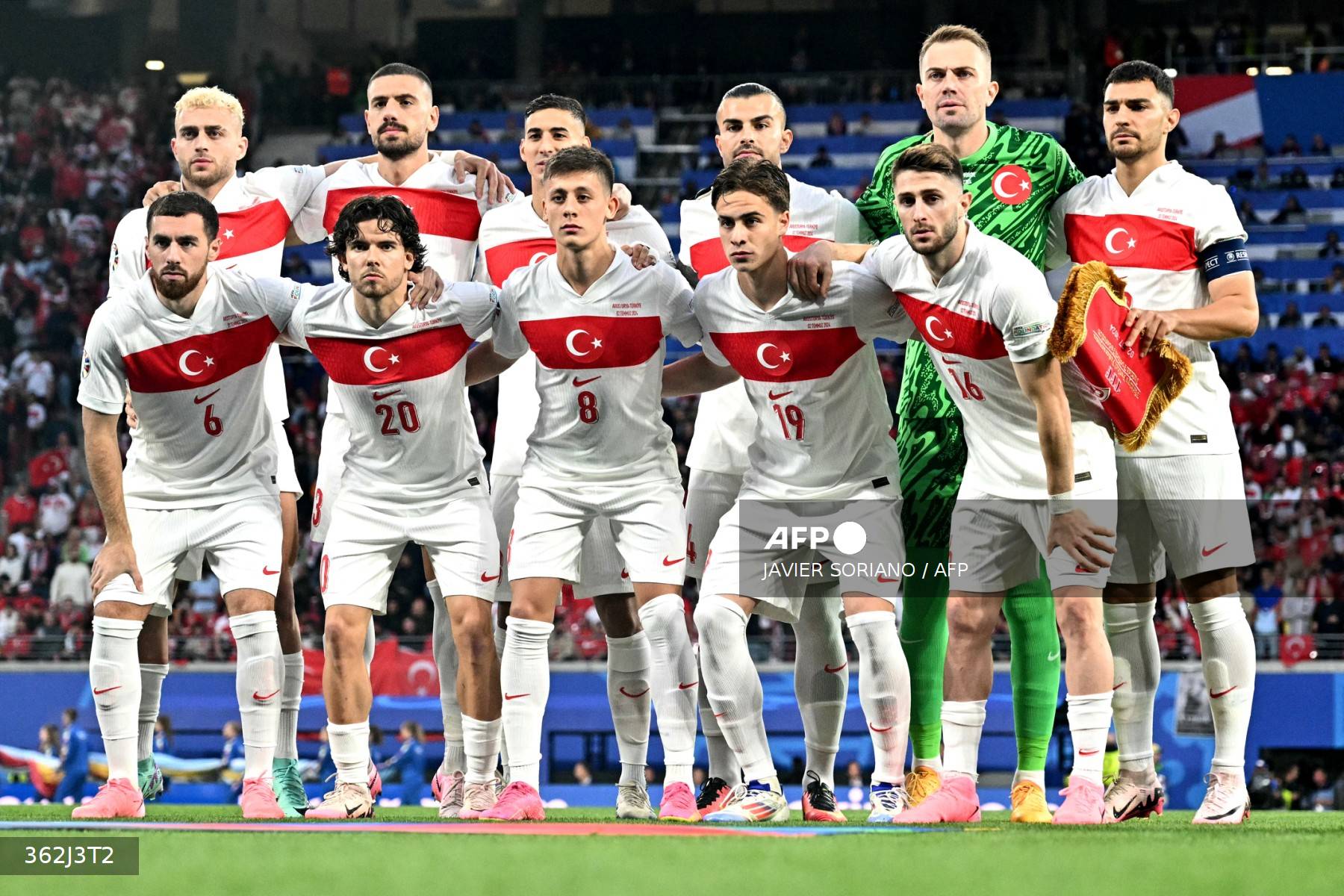 (Kiri-Kanan Atas) Penyerang Turki #21 Baris Alper Yilmaz, Bek Turki #03 Merih Demiral, Bek Turki #18 Mert Muldur, Bek Turki #14 Abdulkerim Bardakci, Kiper Turki #01 Mert Gunok, Gelandang Turki #22 Kaan Ayhan, (kiri-kanan bawah ) Gelandang Turki #06 Orkun Kokcu, bek Turki #20 Ferdi Kadioglu, penyerang Turki #08 Arda Guler, penyerang Turki #19 Kenan Yildiz dan gelandang Turki #16 Ismail Yuksek berpose sebelum pertandingan sepak bola babak 16 besar UEFA Euro 2024 antara Austria dan Turki di Stadion Leipzig di Leipzig pada 2 Juli 2024. (Foto oleh JAVIER SORIANO / AFP)