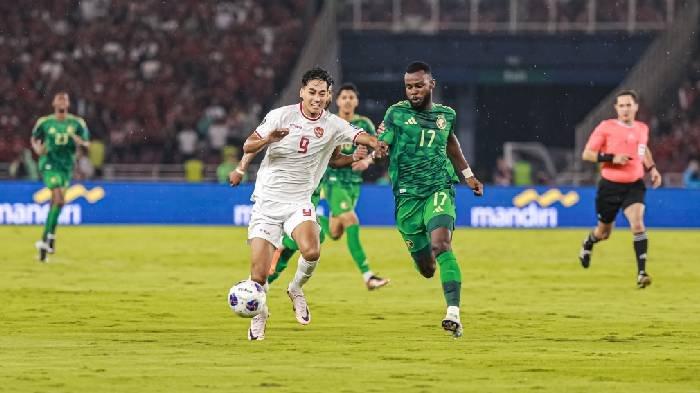 Penyerang Timnas Indonesia Rafael Struick melewati pemain Arab Saudi di Kualifikasi Piala Dunia 2026, di Stadion Utama Gelora Bung Karno (19/11/2024).