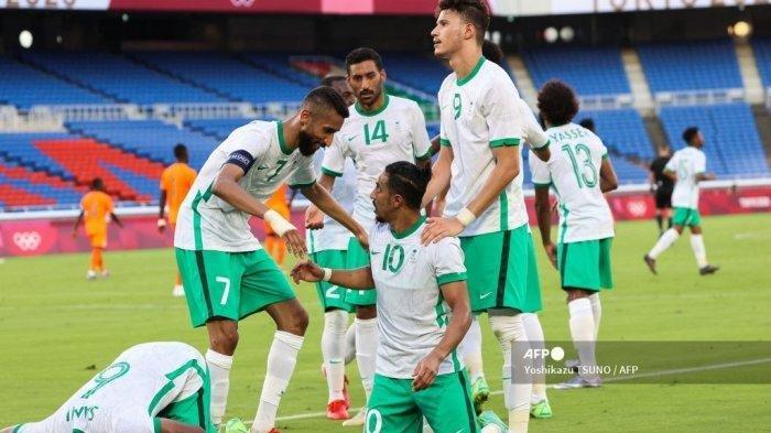 Penyerang Arab Saudi Salem al-Dawsari (Tengah) merayakan dengan Salman al-Faraj (Kiri), dan penyerang Abdullah al-Hamddan (Kanan) setelah mencetak gol penyama kedudukan pada pertandingan sepak bola babak pertama grup D putra Olimpiade Tokyo 2020 antara Pantai Gading dan Arab Saudi di Stadion Internasional Yokohama di Yokohama pada 22 Juli 2021.