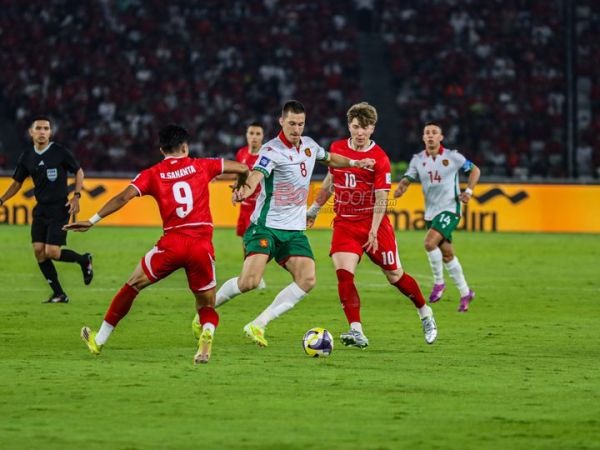 Ole Romeny (kanan) sedang berusaha merebut bola saat bertanding dalam laga FIFA Series 2026 antara Timnas Indonesia versus Timnas Bulgaria di Stadion Utama Gelora Bung Karno, Senayan, Jakarta, Senin (30/3/2026).