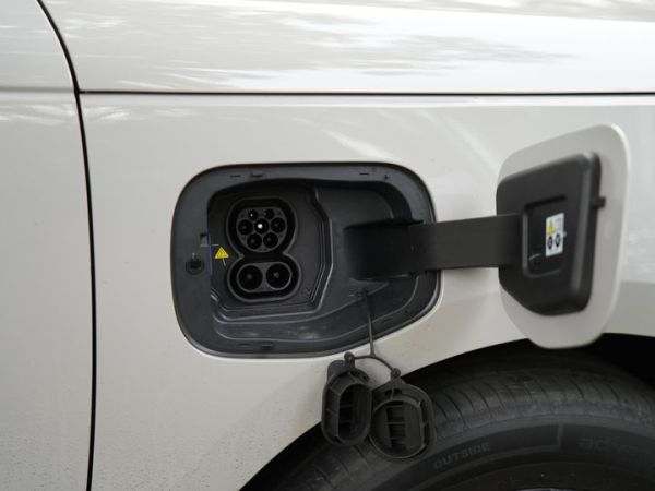 Soket charger JAECOO J5 EV jenis AC Type 2 dan DC CCS2