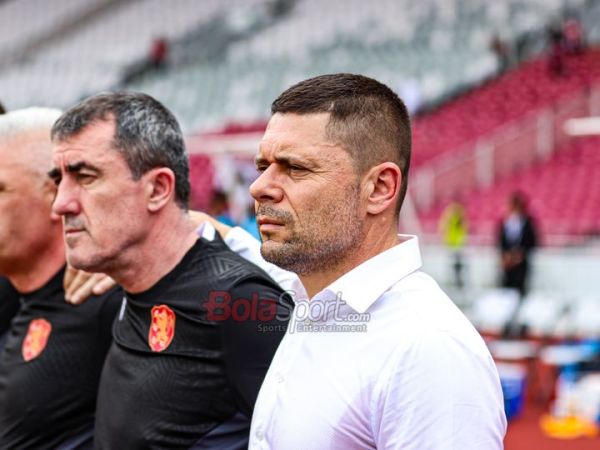 Pelatih Timnas Bulgaria, Aleksandar Dimitrov, sedang memantau para pemainnya bertanding di Stadion Utama Gelora Bung Karno, Senayan, Jakarta, 27 Maret 2026.