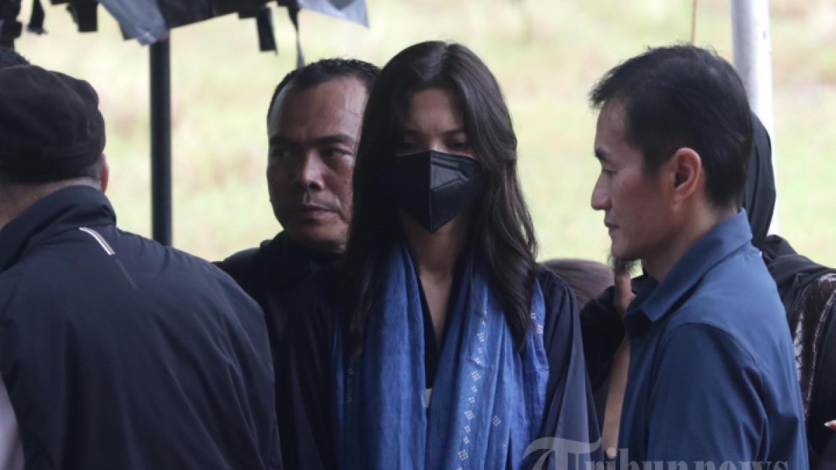 KEMATIAN ARTIS - Kondisi Sheila Dara ketika Vidi Aldiano dimakamkan.