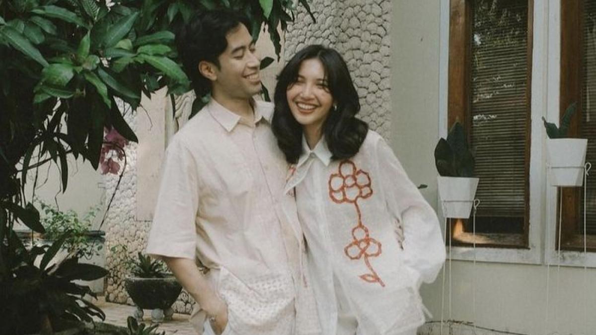 PASANGAN ARTIS - Kemesraan Sheila Dara saat masih bersama Vidi Aldiano.