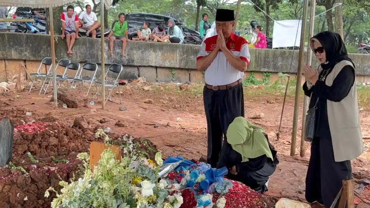 KEMATIAN ARTIS - Orang tua mendiang Vidi Aldiano, Harry Kiss dan Besbarini, mendatangi makam anaknya di TPU Tanah Kusir, Kebayoran Lama, Jakarta Selatan, Selasa (10/2/2026).