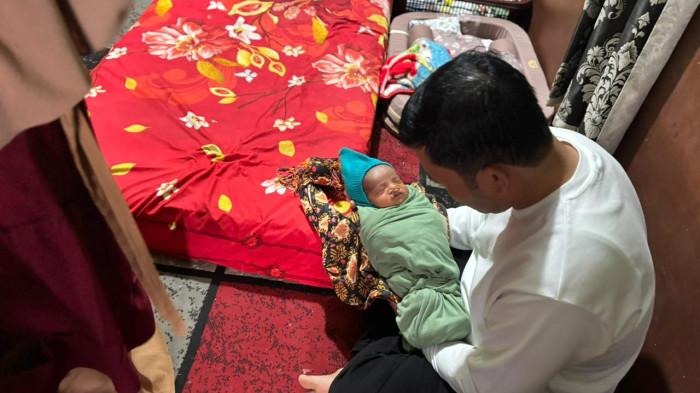 Bupati Aceh Tengah, Haili Yoga, menggendong bayi yang lahir dengan kondisi bibir sumbing saat mengunjungi kediaman warga di Kampung Ujung Gergung, Kecamatan Bebesen, Senin (30/3/2026).