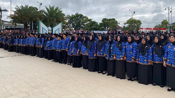 PPPK PARUH WAKTU - Ribuan PPPK Paruh Waktu yang ikut pelantikan di halaman Masjid Raya Baitul Izzah, di Kelurahan Padang Harapan, Kecamatan Gading Cempaka, Kota Bengkulu, Bengkulu, Rabu (31/12/2025). Masih dilakukan evaluasi soal kinerja, PPPK Paruh Waktu Provinsi Bengkulu belum ikut skema WFA.