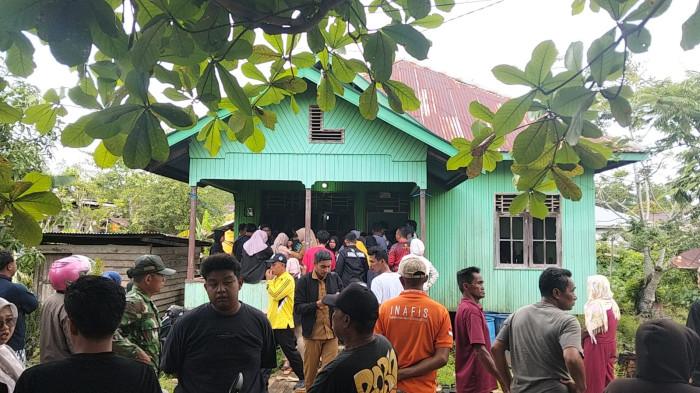 PENANTIAN BERAKHIR DUKA - Suasana rumah duka di Jalan Jenderal Sudirman, Tideng Pale Timur, Kecamatan Sesayap, Kabupaten Tana Tidung, Kaltara, Selasa (31/3/2026). Penantian terhadap ABK speedboat yang jatuh di Sungai Sesayap berakhir duka usai korban ditemukan meninggal dunia.
