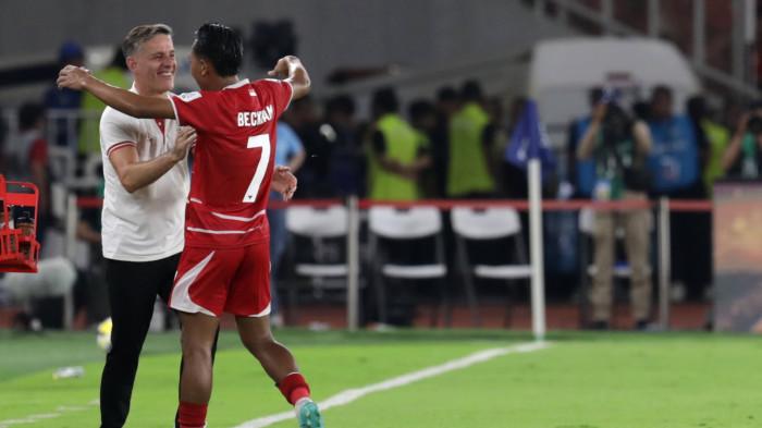 PELUK KEMENANGAN - Pesepak bola Timnas Indonesia Beckham Putra memeluk Pelatih John Herdman usai mencetak gol ke gawang Timnas St Kitts and Nevis pasa laga FIFA Series di Stadion Gelora Bung Karno, Senayan, Jakarta, Jumat (27/3/2026). TRIBUNNEWS/IRWAN RISMAWAN