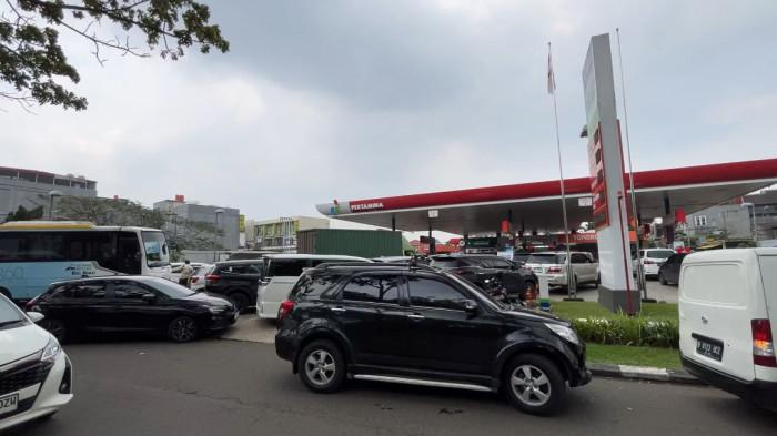 WARGA ANTRE BBM DI BINTARO (2)