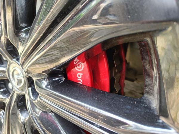 Ukuran kaliper Brembo upgrade lebih besar