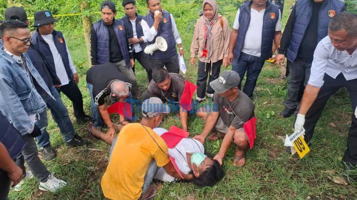 REKONSTRUKSI – Pelaksanaan rekonstruksi kasus kematian Gita Fitri Ramadani (25) di Kepahiang pada Senin (30/3/2026). Polres Kepahiang menggelar rekonstruksi di kebun pepaya Desa Talang Sawah, Kecamatan Bermani Ilir, Bengkulu.