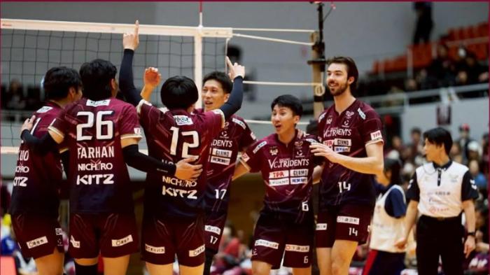 BERSELEBRASI - Para pemain VC Nagano Tridents bersama Farhan Halim, berselebrasi di lapangan setelah mencetak poin pada laga melawan Tokyo Great Bears lanjutan Liga Voli Jepang 2025/2026 di Air Water Arena, Matsumoto, Sabtu (7/3) sore WIB.