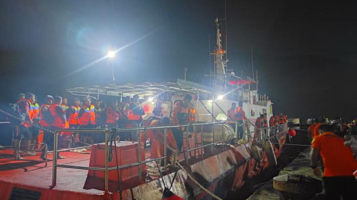 Penumpang kapal Nazila 05 di Perairan Taliabu,Provinsi  fff8888